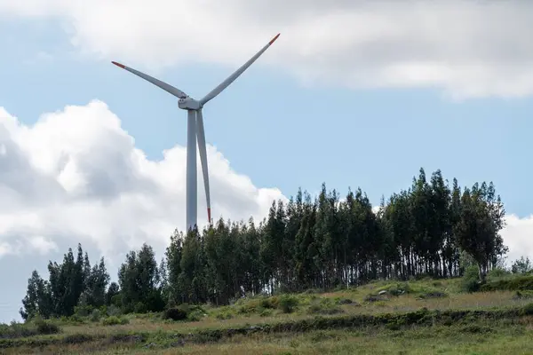 Ein Schöner Blick Auf Eine Windkraftanlage Auf Einem Hügel Unter — Stockfoto