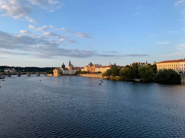 Prag 'da güneşli bir günde mavi bulutlu bir gökyüzünün altında Shooters Adası' nın hava manzarası.