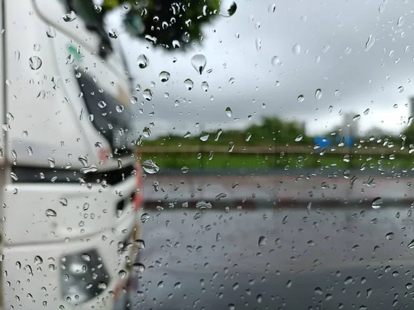 Ein Verschwommener Lkw Hinter Dem Glas Mit Regentropfen Einem Regnerischen — Stockfoto
