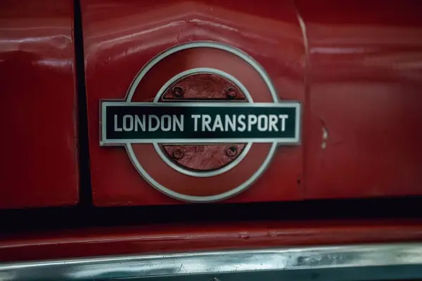 Eine Nahaufnahme Von London Transport Roundel Badge — Stockfoto