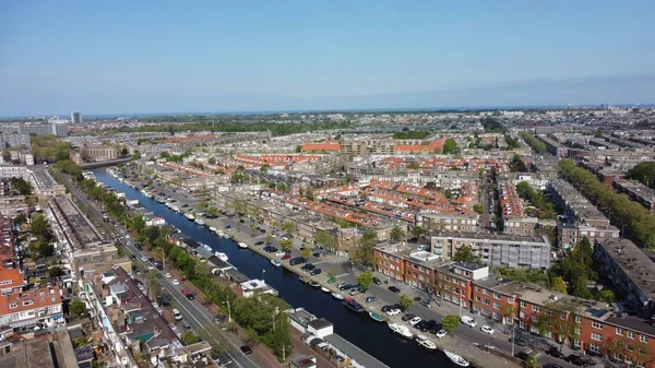 赤レンガ造りの建物と運河の間に街のハーグの空中ショット — ストック写真