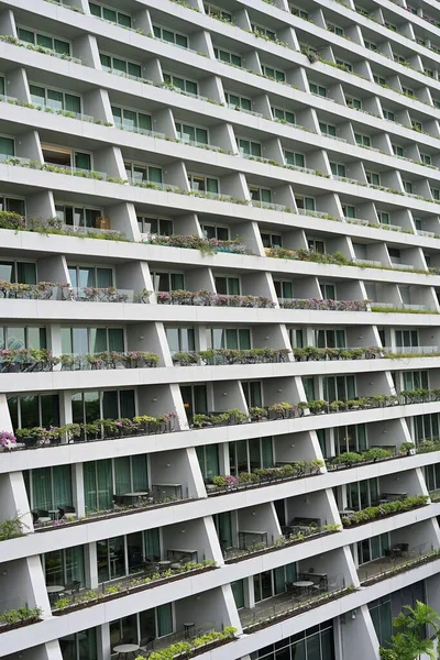 Più File Balconi Camere Frontali Lungo Esterno Curviligne Hotel Moderno — Foto Stock