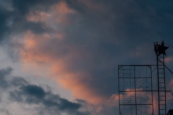 Een Silhouet Van Een Toren Een Prachtige Zonsondergang Lucht — Stockfoto