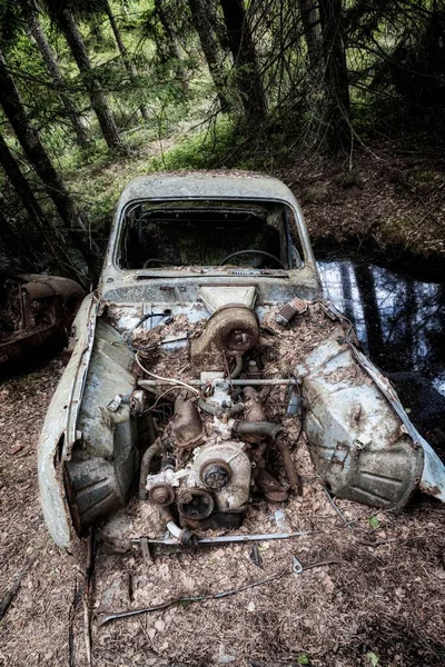 Ein Autofriedhof Liegt Einem Wald — Stockfoto