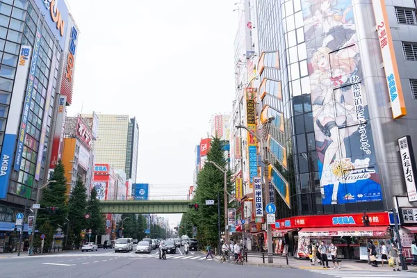 日本秋叶原 2020年8月7日 一个巨大的广告牌俯瞰秋叶原下面的街道 — 图库照片