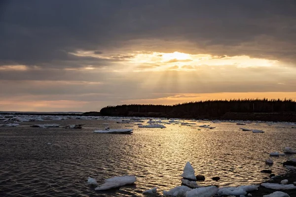 海に浮かぶ氷解した氷河と雲に輝く太陽の景色 — ストック写真
