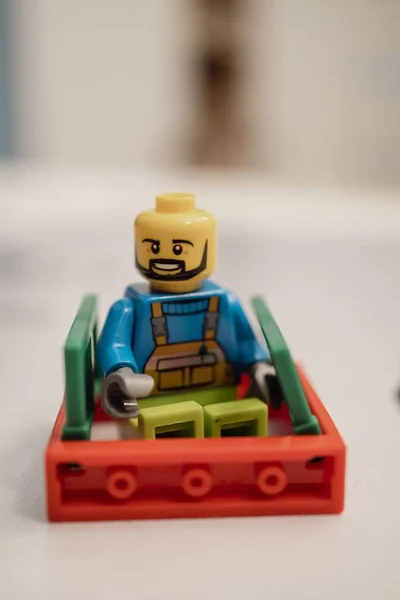 Ein Lego Mann Mit Bartfigur Sitzt Einem Offenen Fenster — Stockfoto