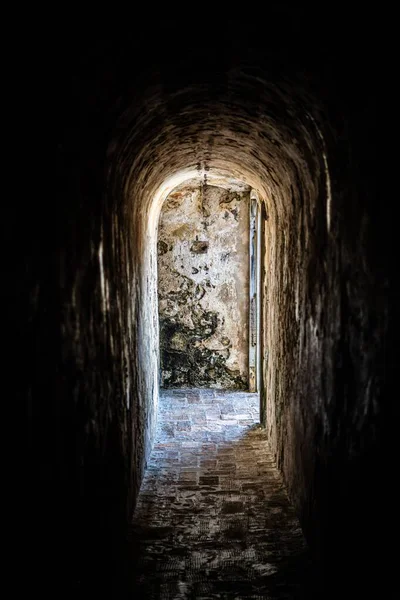 Colpo Verticale Stretto Passaggio Arco Scuro Che Conduce Alla Porta — Foto Stock