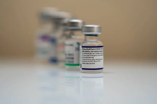Eine Nahaufnahme Von Pfizer Biontech Covid Impfstoff Isoliert Unscharfen Hintergrund — Stockfoto
