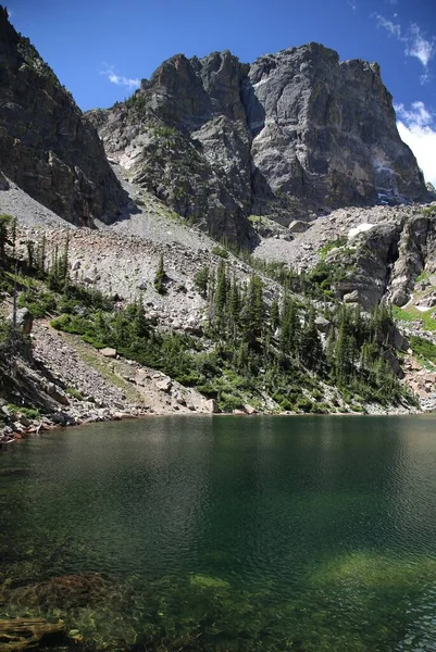 Una Vertical Lago Contra Verde Bosque Pinos Ladera Las Montañas — Foto de Stock