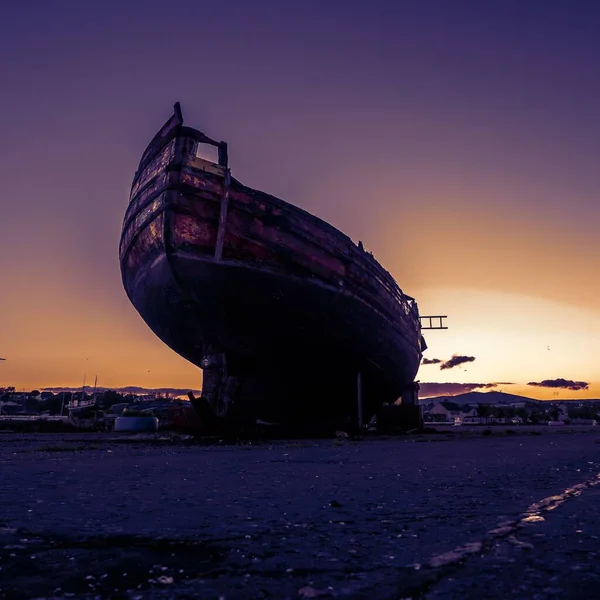 Eine Atemberaubende Aufnahme Eines Schiffswracks Auf Dem Land Beim Farbenfrohen — Stockfoto
