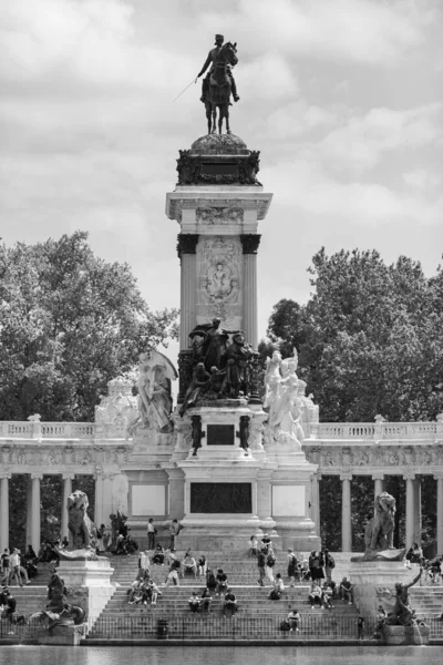 Függőleges Szürkeárnyalatú Felvétel Monument Alfonso Xii Retiro Park — Stock Fotó