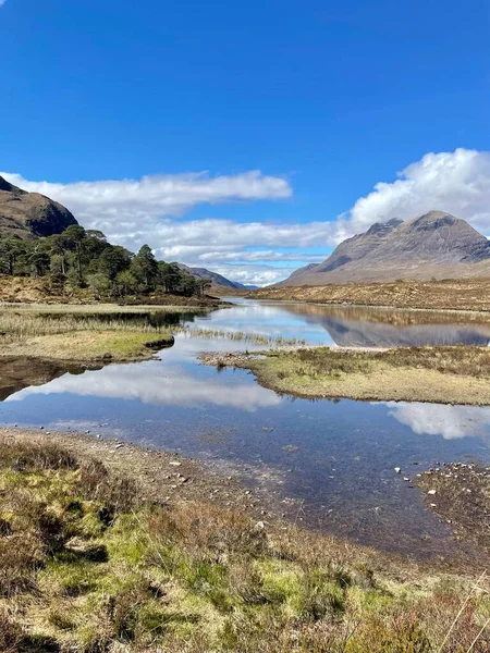 Pionowe Ujęcie Rzeki Otoczonej Górami Gairloch Szkocja — Zdjęcie stockowe