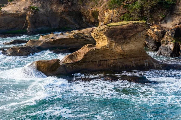 岩に飛び散る波の美しいショット — ストック写真