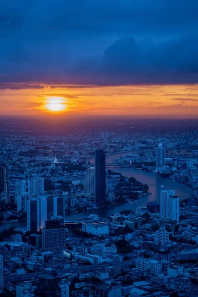 バンコクの街の風景の高点から 素晴らしい火の夕日 曇った青い時間の翔 — ストック写真