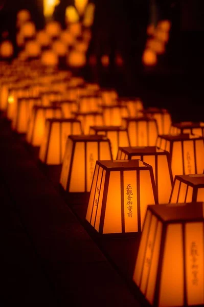 Eine Vertikale Aufnahme Schöner Japanischer Laternen Die Reihen Angeordnet Sind — Stockfoto