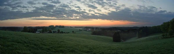 Panoramatický Záběr Krásného Západu Slunce Nad Zelenými Poli — Stock fotografie