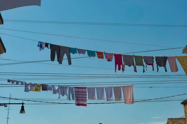 Colpo Basso Angolo Asciugatura Dei Vestiti Lavati Scaffali Sotto Luce — Foto Stock