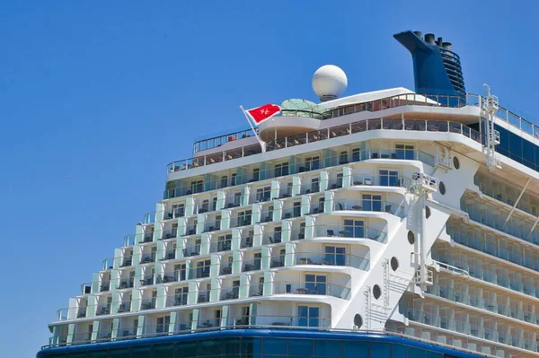Beroemdheid Reflectie Cruiseschip Fantastisch Cruiseschip Met Prachtige Balkons Zeven Verdiepingen — Stockfoto