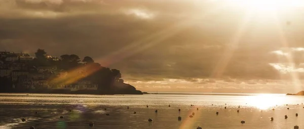 Güneş Bulutlu Gökyüzünde Parlıyor Tepenin Üstünde Deniz Kıyısında — Stok fotoğraf