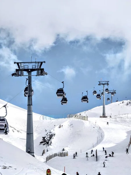阳光明媚的早晨 缆车和滑雪道的垂直镜头 — 图库照片