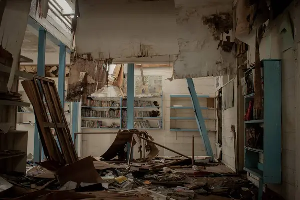 Una Escuela Abandonada Con Interiores Madera Destruidos Estantes Destrozados Beau —  Fotos de Stock