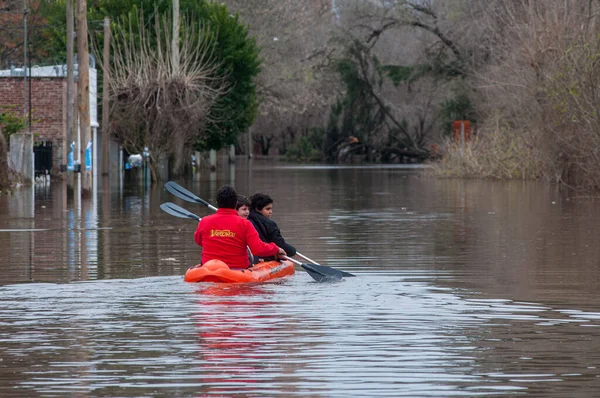 Hispanic Man His Boys Boat Street Because Floods San Antonio — Stock Photo, Image