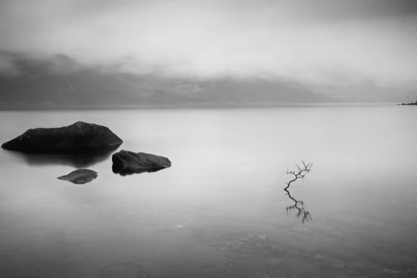 Gyönyörű Kilátás Tengerre Egy Rendkívül Ködös Délutánon Loch Maree Ban — Stock Fotó