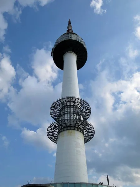 Niski Kąt Wgląd Namsan Wieża Seul Południowa Korea Błękitnym Zachmurzonym — Zdjęcie stockowe