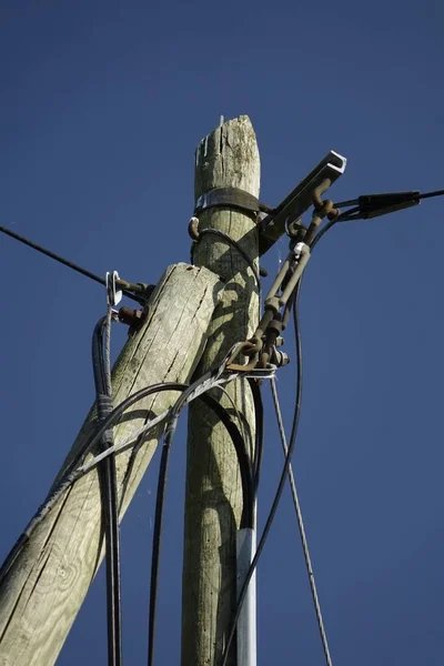Los Cables Parte Superior Del Viejo Poste Telégrafo Madera Más — Foto de Stock