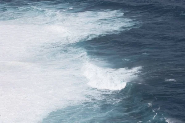 Ondas Suaves Oceano Com Espuma Perto Costa Madeira Portugal — Fotografia de Stock