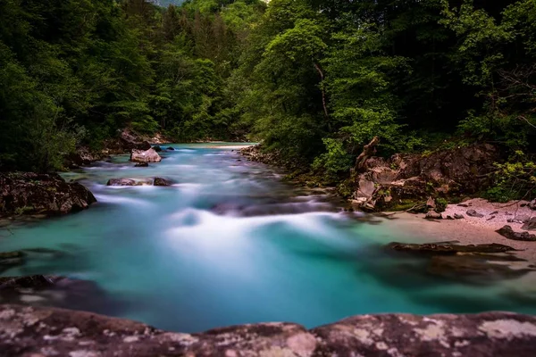 Eine Landschaftliche Aufnahme Eines Glatten Flusses Mit Seidigem Wassereffekt — Stockfoto