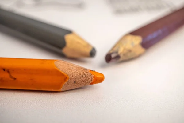 Egy Közeli Felvétel Három Színes Ceruzáról Papíron — Stock Fotó