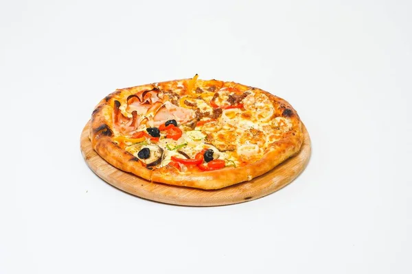 Primo Piano Pizza Tavola Legno Cerchio Isolato Sfondo Bianco — Foto Stock