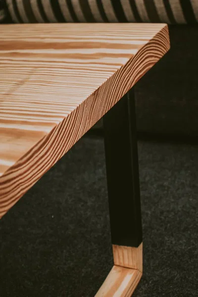 部屋の木製のテーブルの表面の垂直ショット — ストック写真