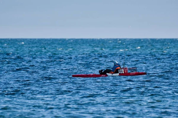 青いスカイラインの釣り旅行で孤独なカヤック — ストック写真