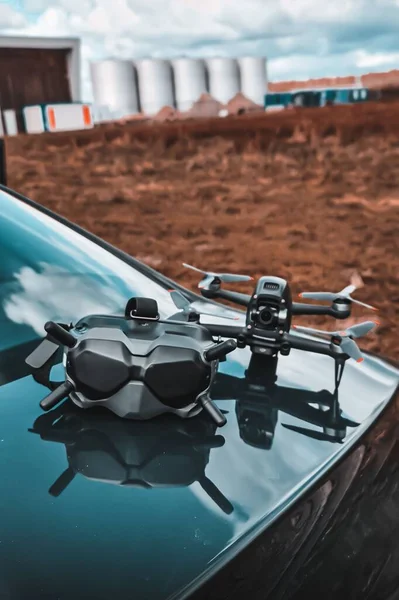 Eine Vertikale Aufnahme Einer Drohne Mit Kamera Und Dji Fpv — Stockfoto