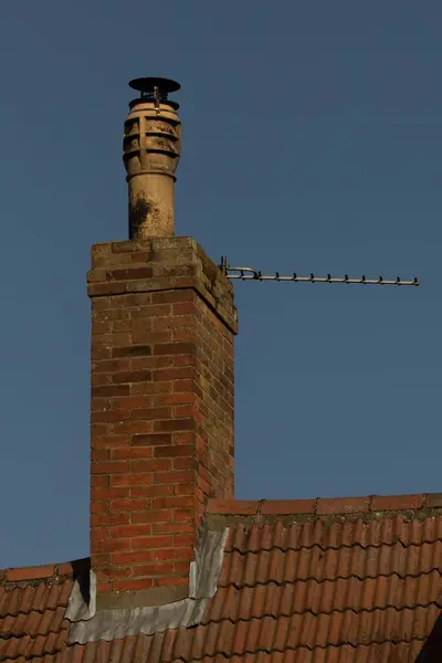 Eine Vertikale Aufnahme Eines Hohen Kamintopfes Auf Rotem Ziegelschornstein Und — Stockfoto