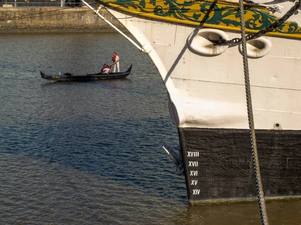 Bir Gondolun Arka Planındaki Geminin Kısmının Yakın Çekim Görüntüsü — Stok fotoğraf