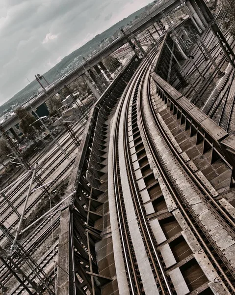 Vista Vertical Das Ferrovias Dia Nublado — Fotografia de Stock