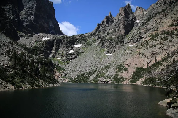 Uma Vista Panorâmica Lago Contra Pinhal Verde Encosta Das Montanhas — Fotografia de Stock