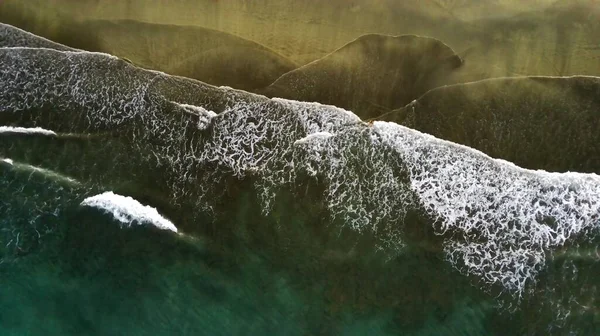 Вид Зверху Океанські Хвилі Піщаному Ударі — стокове фото
