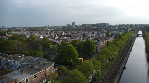 オランダのデン ハーグにある住宅街と運河の空中写真 — ストック写真