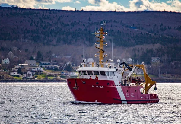 Крупный План Канадского Корабля Береговой Охраны Патрулирующего Канадские Воды — стоковое фото