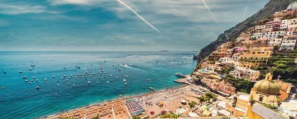 Plajlı Amalfi Kıyısı Yamaç Mimarisi Jetler Bulutlu Gökyüzünde Beyaz Izler — Stok fotoğraf