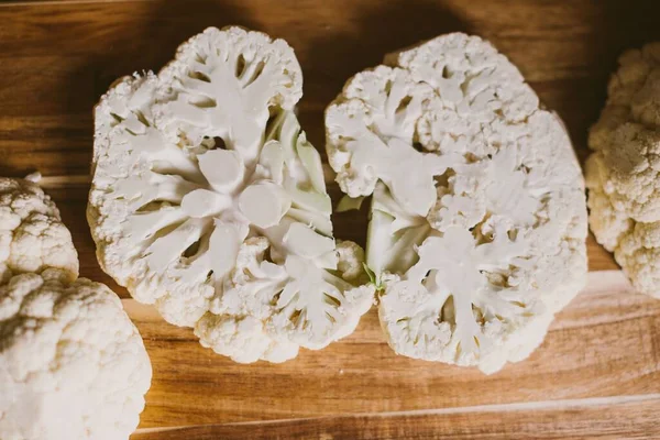 Top View Sliced Cauliflower Wooden Board — Stock Photo, Image