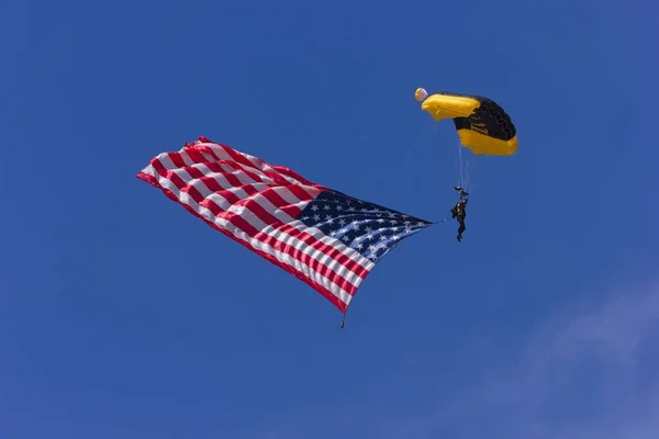 Une Personne Avec Parachute Agitant Drapeau Américain Dans Ciel Bleu — Photo