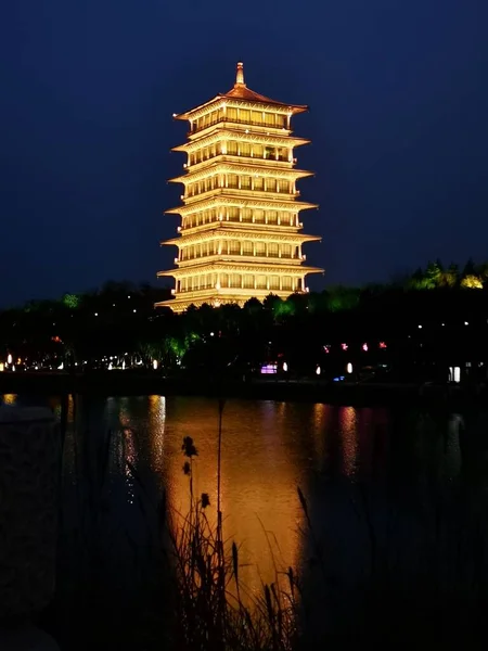 Вертикальный Снимок Постройки Китайском Стиле Освещенной Огнями Ночью Голубом Фоне — стоковое фото