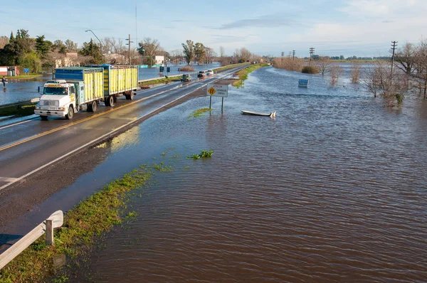Vehicles Driving Road Floods San Antonio Areco Buenos Aires Argentina — Stock Photo, Image