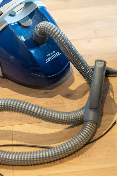 Une Machine Aspirateur Marque Zelmer Posée Sur Sol Bois Dans — Photo